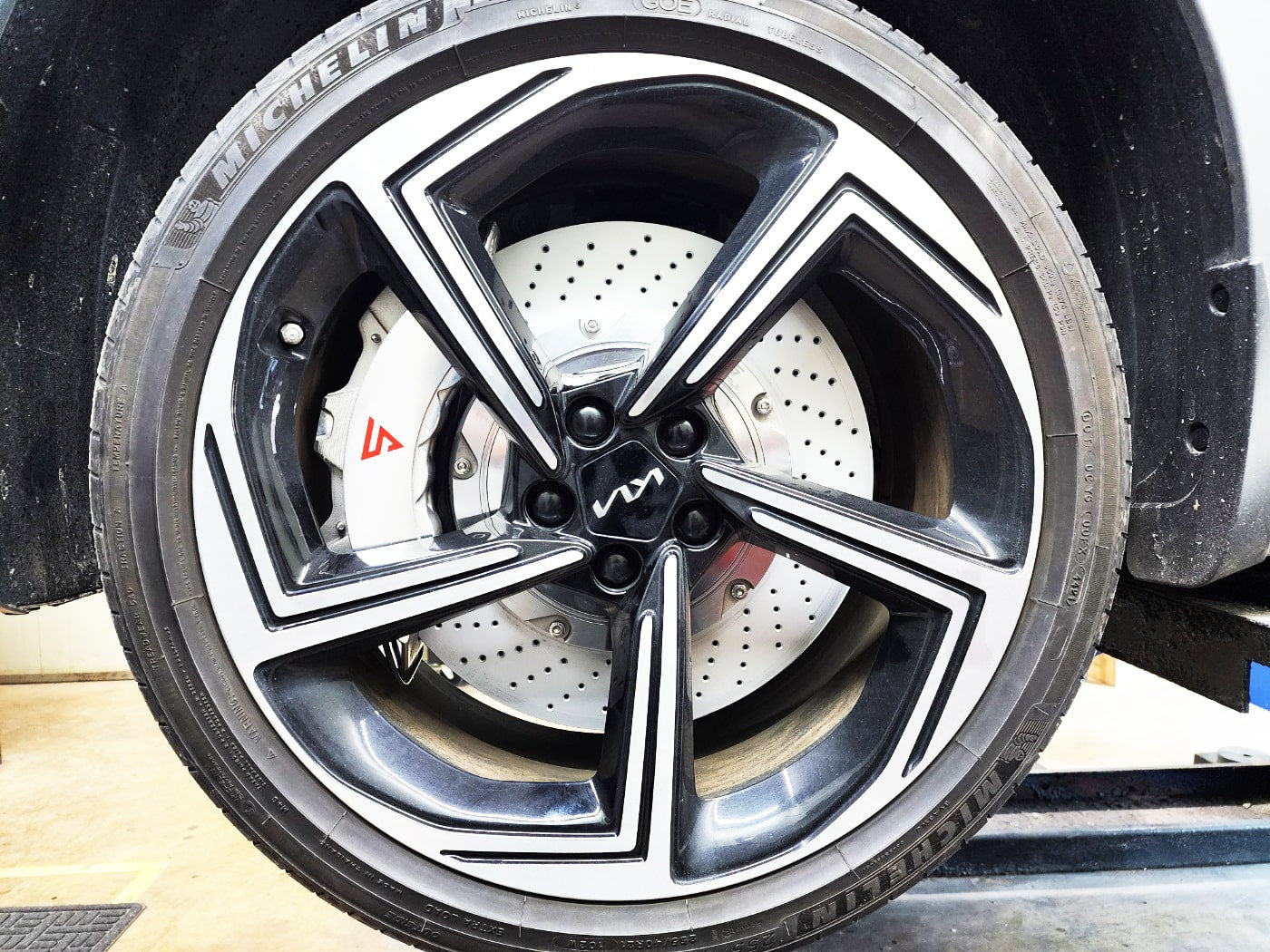 EV6 GT (CV1 GT, 2022-2026) Performance Big Brake Kit Front 8 Pot (405mm) Rear 4 Pot (380mm) EPB